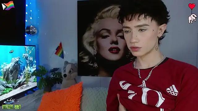 Snapshot of maxiy_001 chatting on June 23, 12:19 am maxiy 001 online show from June 23, 12:19 am