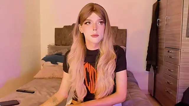 Snapshot of billiesimons2 chatting on June 25, 1:05 am billiesimons2 online show from June 25, 1:05 am