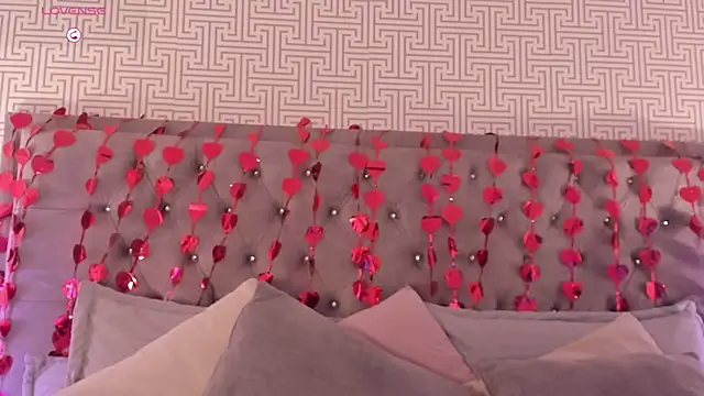 AriRobert  online show from February 19, 1:29 pm