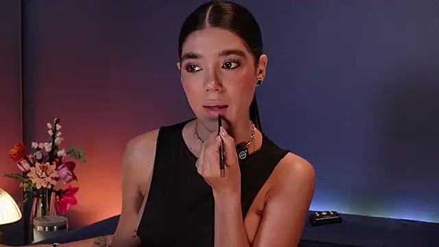 Snapshot of Olivia_Collins1 chatting on June 5, 10:59 pm Olivia Collins1 online show from June 5, 10:59 pm