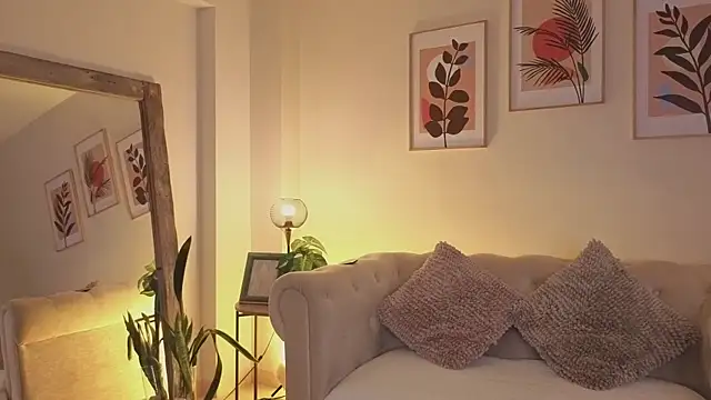 DahianaWalcott online show from April 8, 6:19 pm