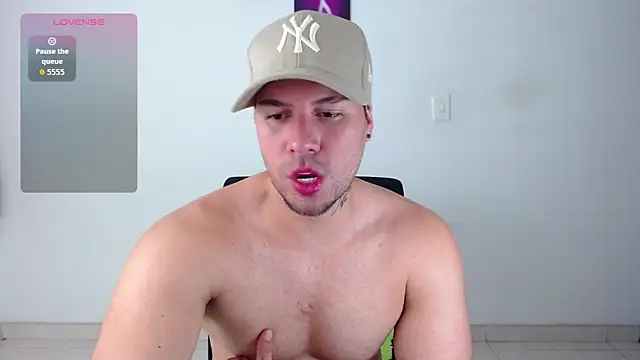 kyleWils0n   online show from January 19, 2:04 am