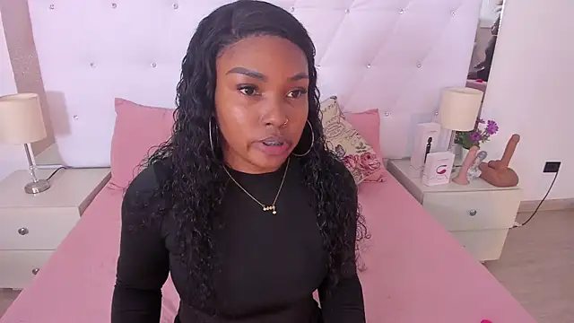 Snapshot of Isla_Scott chatting on October 12, 11:20 am Isla Scott online show from October 12, 11:20 am