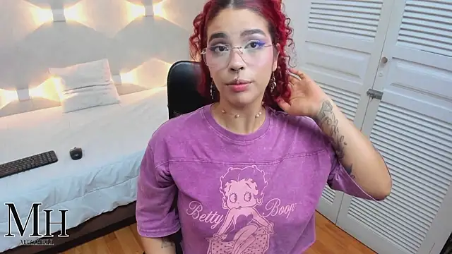 Snapshot of MizzHell chatting on February 7, 3:54 am MizzHell online show from February 7, 3:54 am