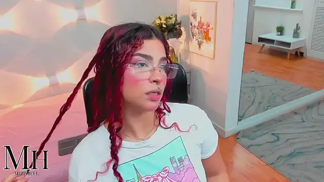 Snapshot of MizzHell chatting on April 6, 3:59 am MizzHell online show from April 6, 3:59 am