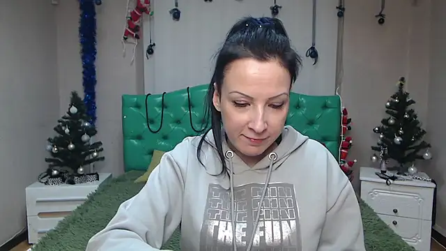 Snapshot of ElizabethSho chatting on December 28, 1:08 am ElizabethSho online show from December 28, 1:08 am
