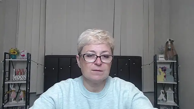 Snapshot of EmiliaGree chatting on October 10, 5:06 am EmiliaGree online show from October 10, 5:06 am