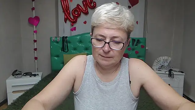 Snapshot of EmiliaGree chatting on October 11, 5:17 am EmiliaGree online show from October 11, 5:17 am