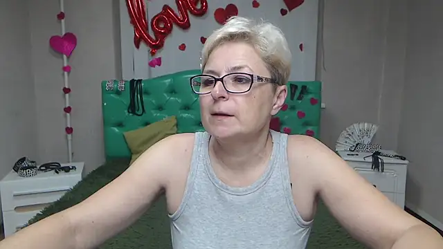 Snapshot of EmiliaGree chatting on October 12, 5:06 am EmiliaGree online show from October 12, 5:06 am