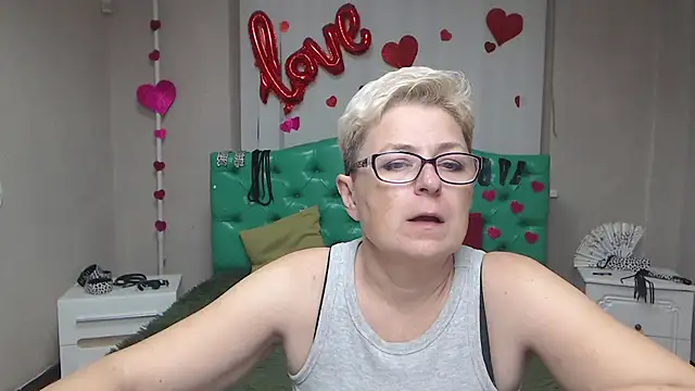 Snapshot of EmiliaGree chatting on October 13, 5:02 pm EmiliaGree online show from October 13, 5:02 pm