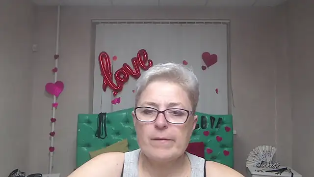 Snapshot of EmiliaGree chatting on October 14, 5:03 pm EmiliaGree online show from October 14, 5:03 pm