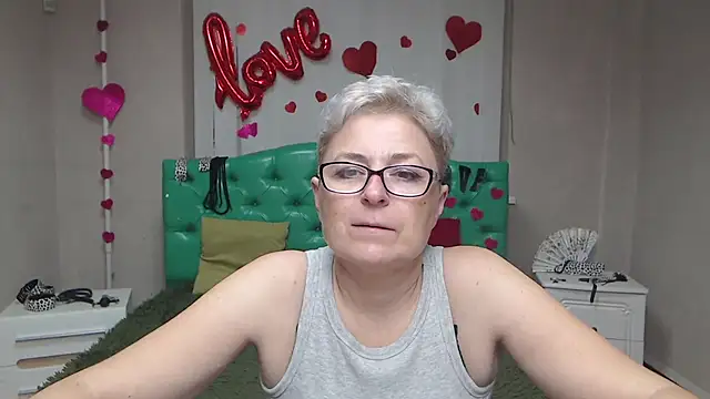 Snapshot of EmiliaGree chatting on October 15, 5:13 pm EmiliaGree online show from October 15, 5:13 pm