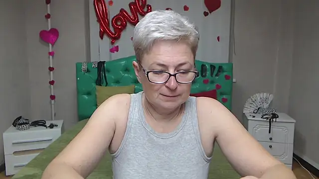 Snapshot of EmiliaGree chatting on October 18, 5:10 am EmiliaGree online show from October 18, 5:10 am