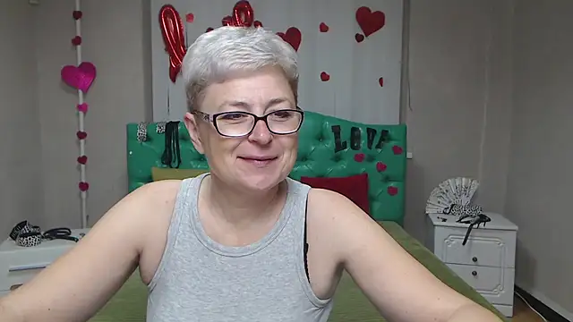 Snapshot of EmiliaGree chatting on October 19, 5:08 am EmiliaGree online show from October 19, 5:08 am