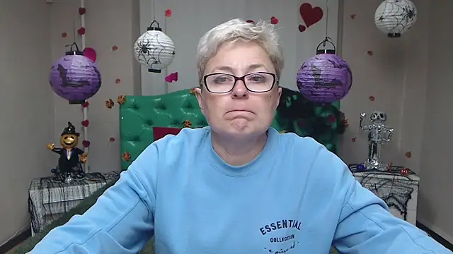 Snapshot of EmiliaGree chatting on October 24, 5:04 am EmiliaGree online show from October 24, 5:04 am