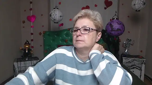 Snapshot of EmiliaGree chatting on November 8, 6:02 am EmiliaGree online show from November 8, 6:02 am