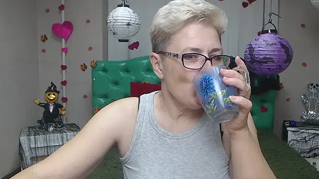 Snapshot of EmiliaGree chatting on November 11, 6:19 pm EmiliaGree online show from November 11, 6:19 pm