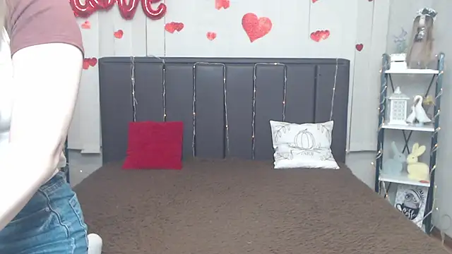 Snapshot of LauraHlot chatting on May 13, 5:49 am LauraHlot online show from May 13, 5:49 am