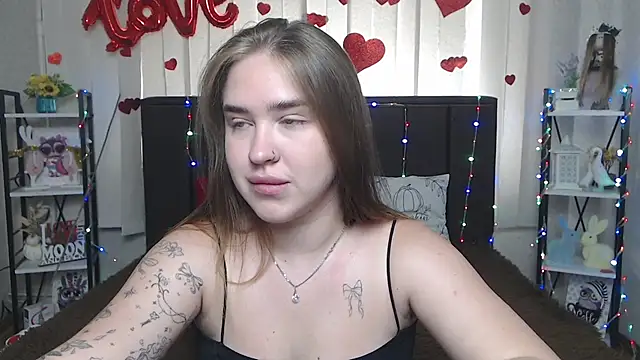 Snapshot of LauraHlot chatting on July 6, 8:22 am LauraHlot online show from July 6, 8:22 am