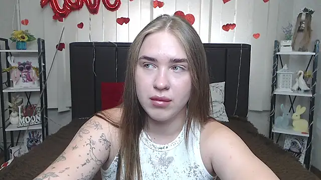 Snapshot of LauraHlot chatting on July 8, 5:45 am LauraHlot online show from July 8, 5:45 am