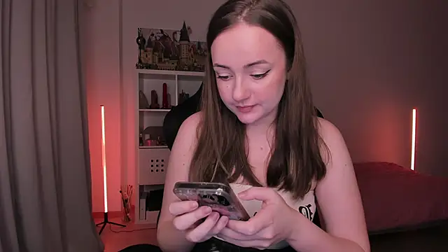 WalkingGirl online show from January 29, 7:00 pm