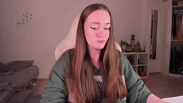 WalkingGirl online show from November 28, 8:00 pm