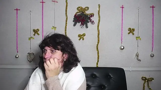 LuciaMii online show from December 24, 9:00 pm