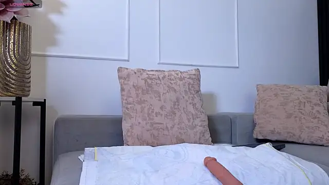 anellejones online show from December 18, 4:51 am