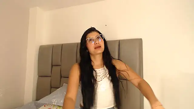 Snapshot of cloehonney chatting on April 1, 10:51 pm cloehonney online show from April 1, 10:51 pm