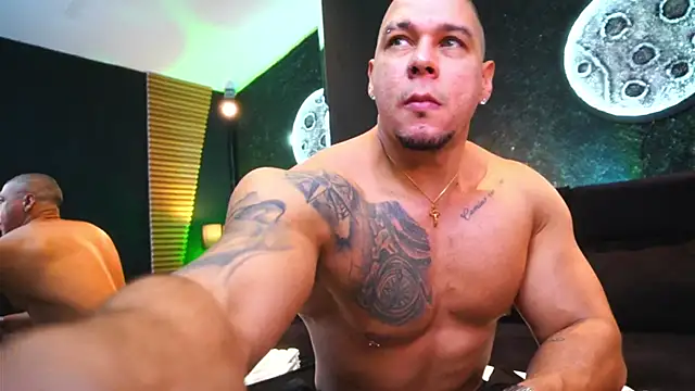 Snapshot of MassimoWalton2 chatting on October 1, 1:22 am MassimoWalton2 online show from October 1, 1:22 am