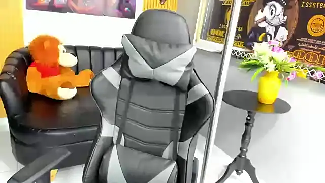 salvadorgomezx online show from December 17, 7:48 pm