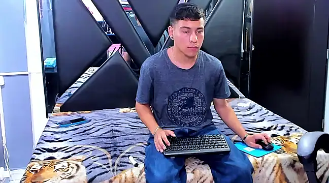 salvadorgomezx online show from December 23, 8:03 pm