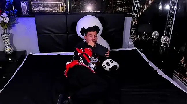 salvadorgomezx online show from December 28, 10:23 pm