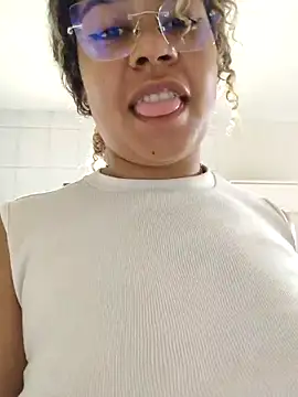 Snapshot of VitoriaFernandes chatting on November 16, 6:02 pm VitoriaFernandes online show from November 16, 6:02 pm