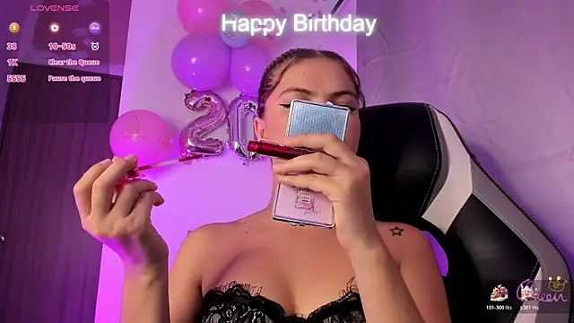 Snapshot of PaigeJayden chatting on February 21, 10:33 pm PaigeJayden online show from February 21, 10:33 pm