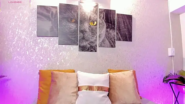 lilicooper  online show from November 12, 8:30 pm