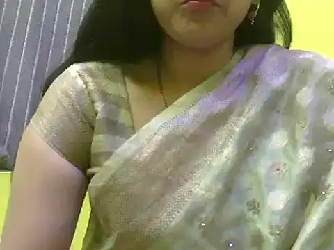 Snapshot of CUTYHINA_001 chatting on December 3, 11:44 am CUTYHINA 001 online show from December 3, 11:44 am