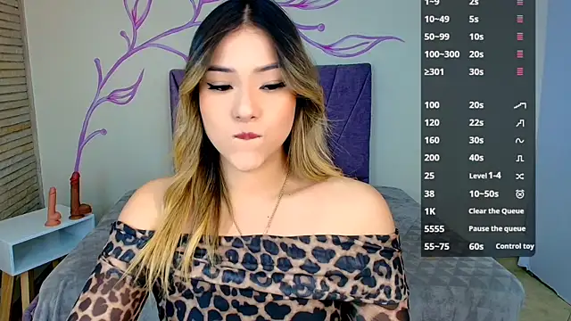 Snapshot of DahliaMoore chatting on December 22, 3:33 am DahliaMoore online show from December 22, 3:33 am