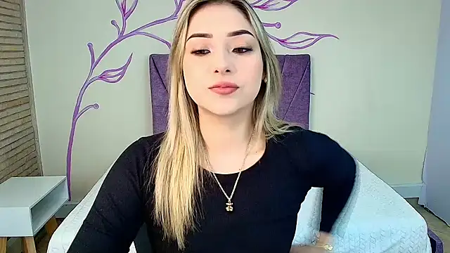 Snapshot of DahliaMoore chatting on February 10, 7:49 pm DahliaMoore online show from February 10, 7:49 pm