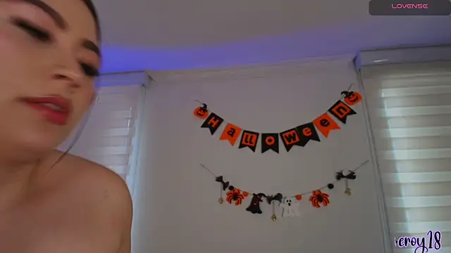 venusleroy  online show from October 7, 9:12 pm