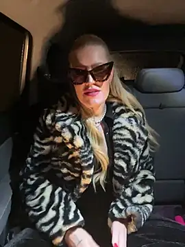 Snapshot of Sissy-Bee chatting on December 7, 4:47 pm Sissy-Bee online show from December 7, 4:47 pm