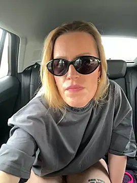 Snapshot of Sissy-Bee chatting on October 19, 2:29 pm Sissy-Bee online show from October 19, 2:29 pm