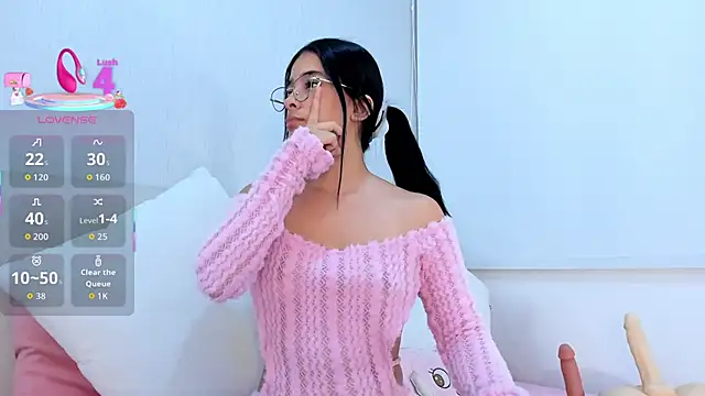 Isaa Queen online show from January 6, 6:11 pm