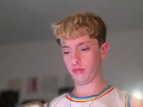 Snapshot of twentywithafelonyy chatting on March 3, 5:42 am twentywithafelonyy online show from March 3, 5:42 am