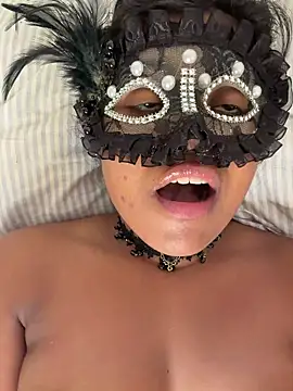 Snapshot of Bella_Luna18 chatting on November 23, 8:41 pm Bella Luna18 online show from November 23, 8:41 pm