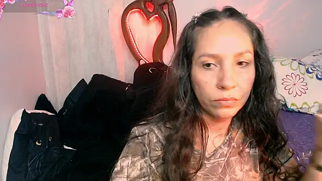 Snapshot of naihroby chatting on June 8, 5:19 am naihroby online show from June 8, 5:19 am