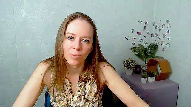 Snapshot of GloriaSi_ chatting on May 3, 9:37 am GloriaSi online show from May 3, 9:37 am