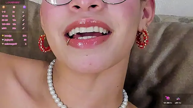 KimHiltton online show from February 14, 9:56 am