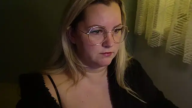 Snapshot of queenpeachi chatting on December 9, 5:52 pm queenpeachi online show from December 9, 5:52 pm