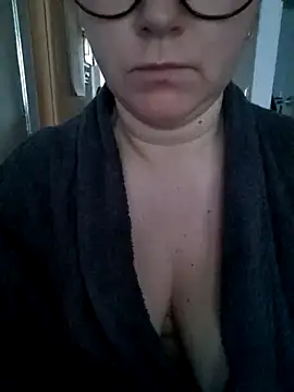 Snapshot of queenpeachi chatting on February 16, 6:32 am queenpeachi online show from February 16, 6:32 am